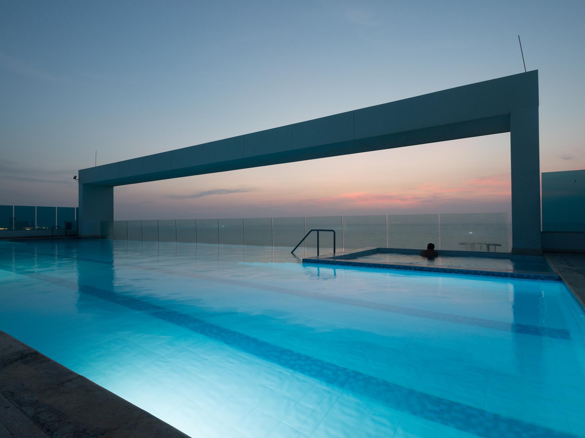 Las Americas Torre Del Mar Cartagena Exterior photo The rooftop pool at the hotel