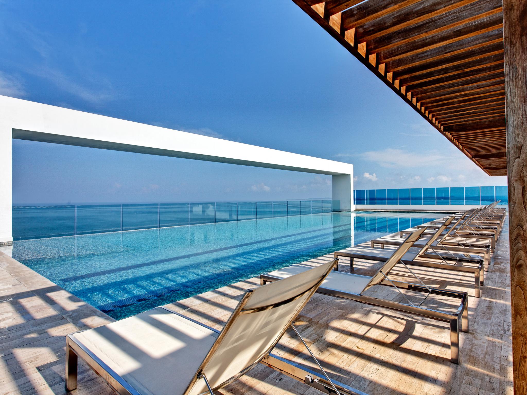 Las Americas Torre Del Mar Cartagena Exterior photo Rooftop pool at the hotel