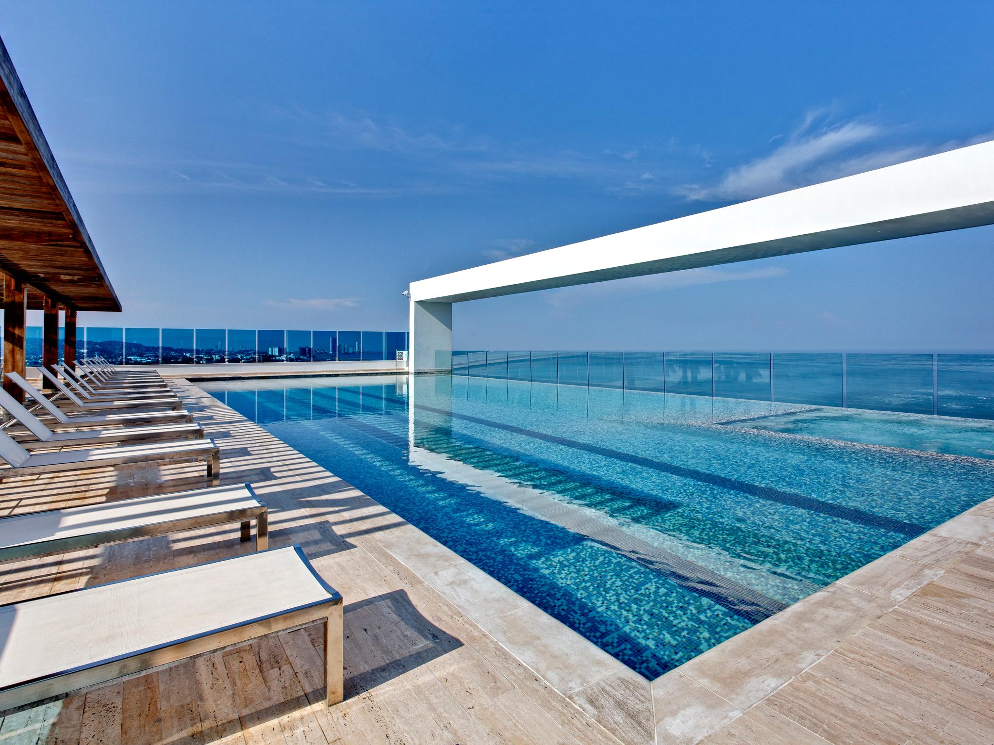 Las Americas Torre Del Mar Cartagena Exterior photo Infinity pool at the top of the hotel