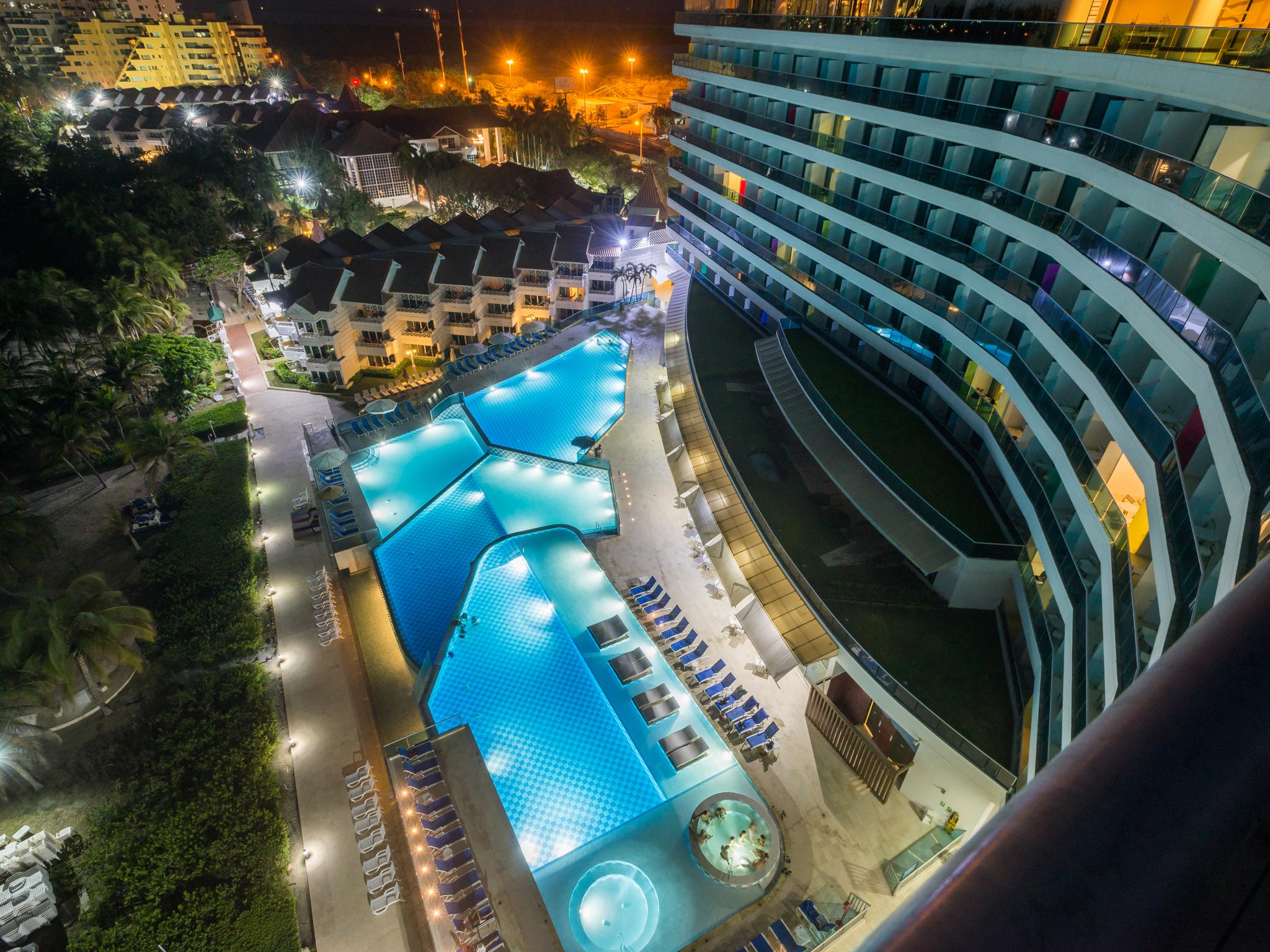 Las Americas Torre Del Mar Cartagena Exterior photo The hotel at night