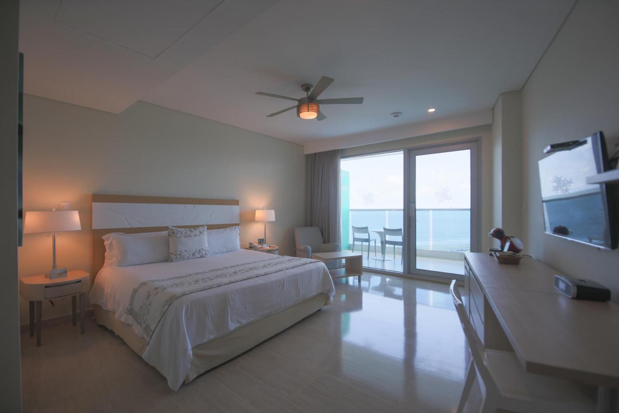Las Americas Torre Del Mar Cartagena Exterior photo A bedroom at the Hilton San Diego Bayfront